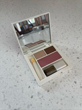 CLINIQUE LIKE MINK COLOUR
SURGE EYE SHADOW DUO .06
OZ + SMOLDERING PLUM BLUSH